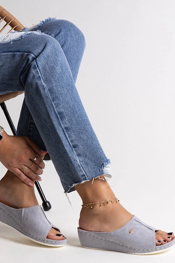 Sandalias de cuña grises...