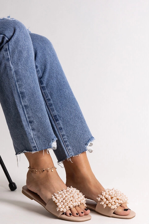 Chanclas beige decoradas con cuentas...