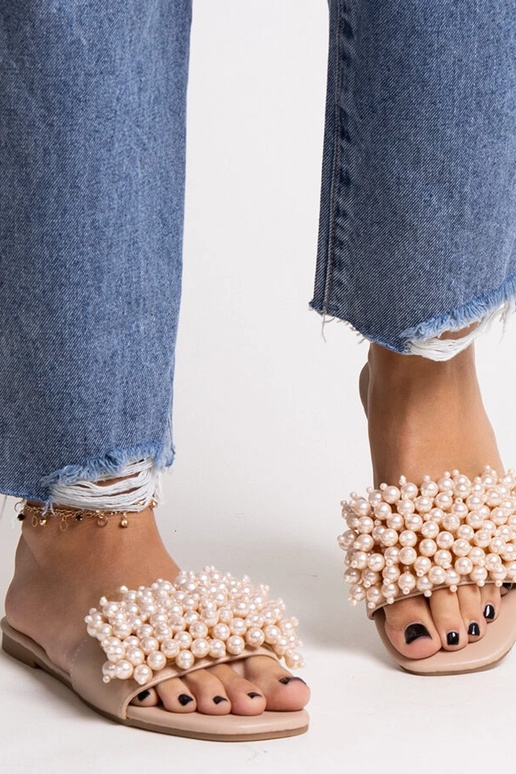 Chanclas beige decoradas con cuentas...