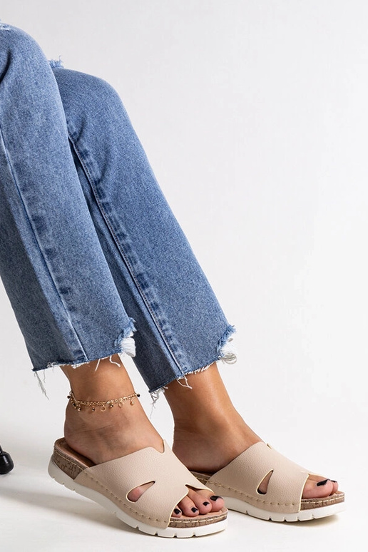 Chanclas beige con plantilla de piel...