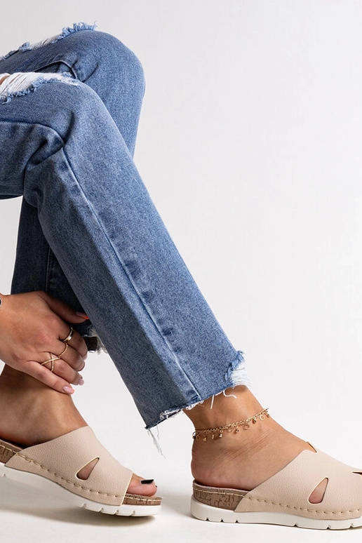 Chanclas beige con plantilla de piel...