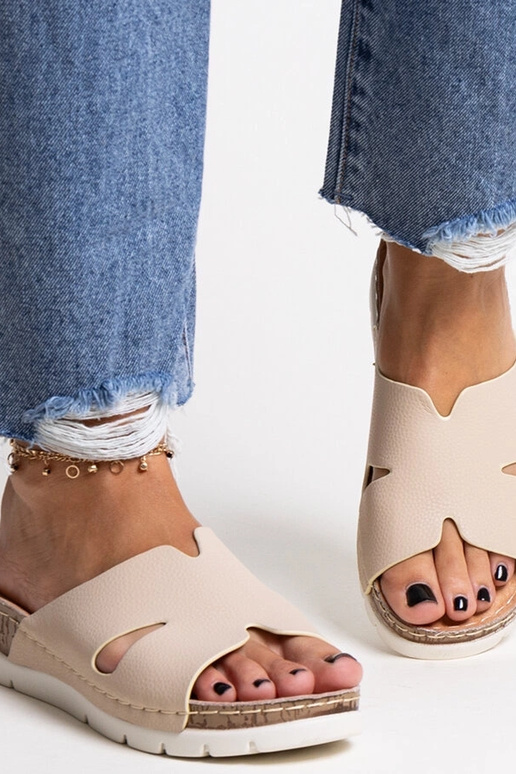 Chanclas beige con plantilla de piel...