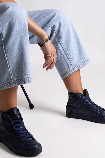 Zapatillas altas caladas...