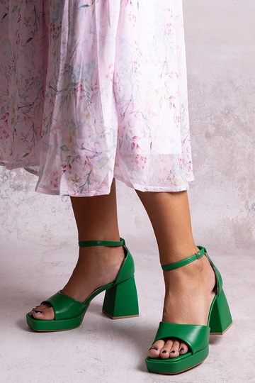 Sandalias verdes de tacón...