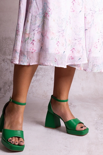 Sandalias verdes de tacón... 2