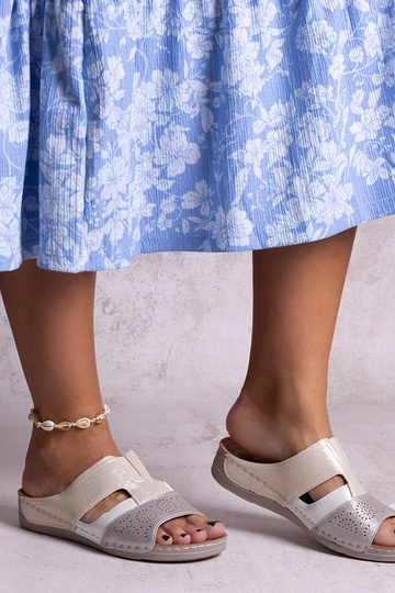 Chanclas beige brillantes...