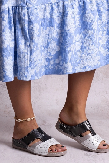 Chanclas blancas y negras brillantes Saminar