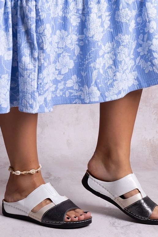 Chanclas blancas y negras brillantes...