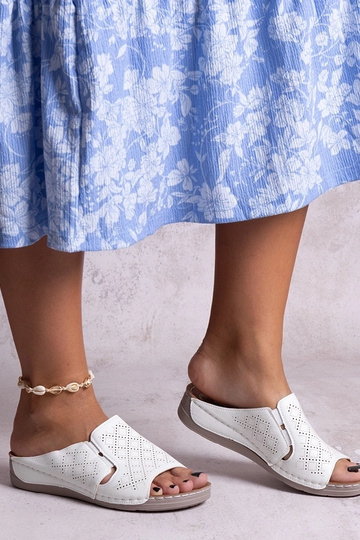 Chanclas perforadas blancas...