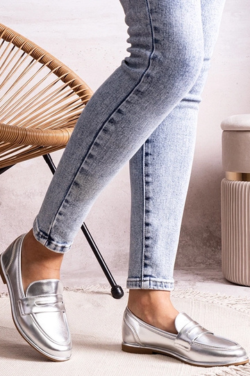 Mocasines plateados...