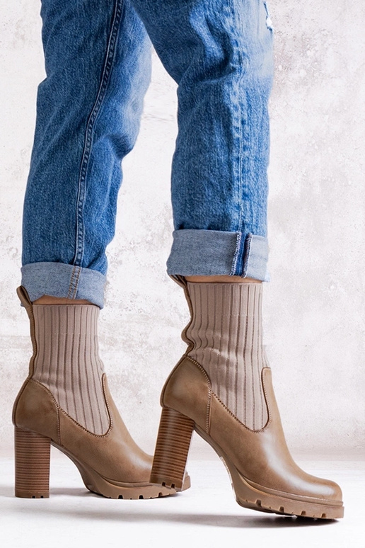 Botines beige oscuro con tacón ancho...