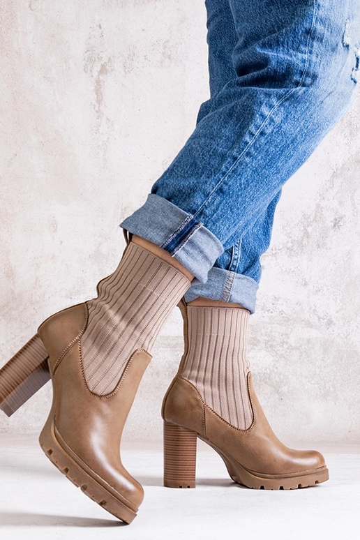 Botines beige oscuro con tacón ancho...