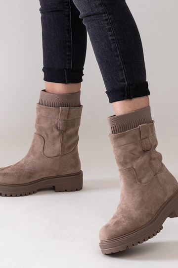 Botines beige sin cordones...