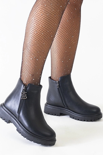 Botines negros con colgante decorativo sobre plataforma de ecopiel Melane