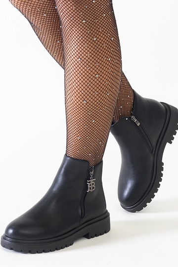 Botines negros con colgante decorativo sobre plataforma de ecopiel Melane 2
