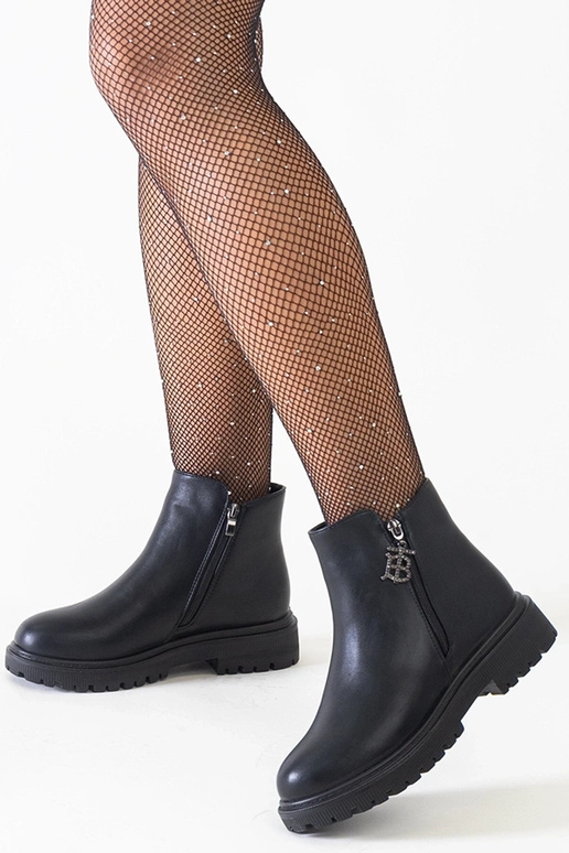 Botines negros con colgante...