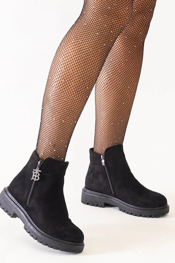 Botines negros con colgante... 2