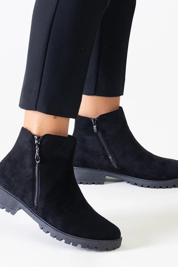 Botas negras con inserciones metálicas de ante sintético Branda