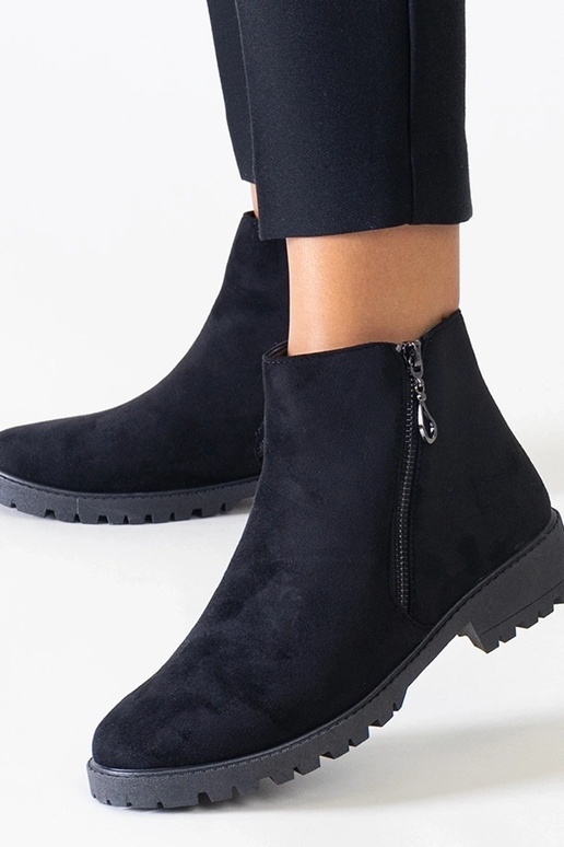 Botas negras con inserciones... Botas negras con inserciones...