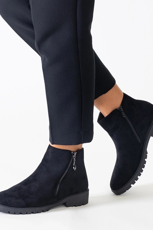 Botas negras con inserciones... Botas negras con inserciones...
