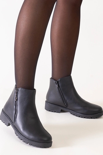 Botines negros con inserciones metálicas de cuero sintético Branda