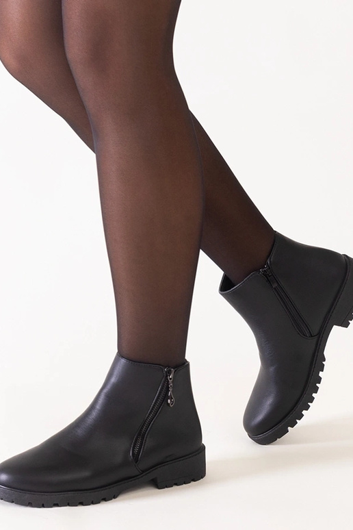 Botines negros con inserciones... Botines negros con inserciones...