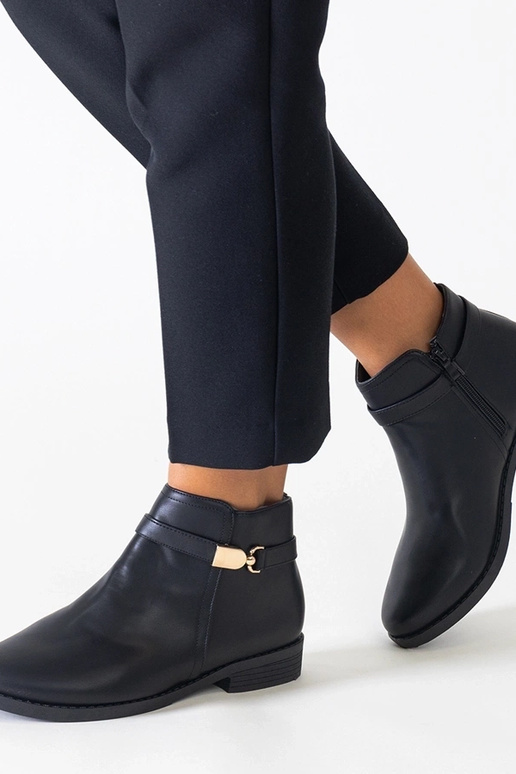 Botines negros con inserciones... Botines negros con inserciones...