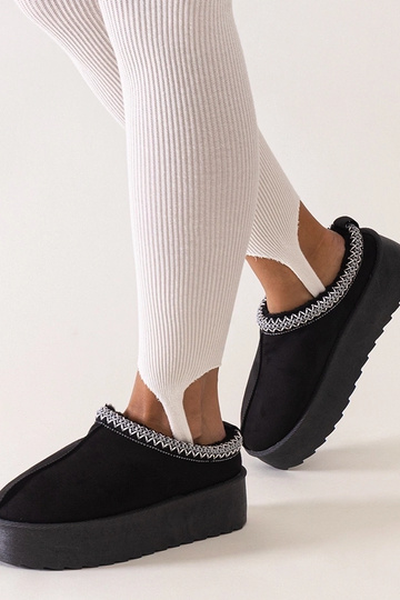 Zapatillas negras decoradas...