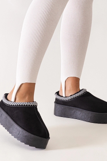 Zapatillas negras decoradas... 2