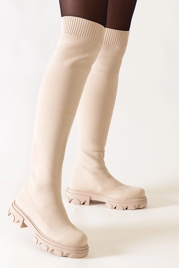 Botas largas de tela beige...
