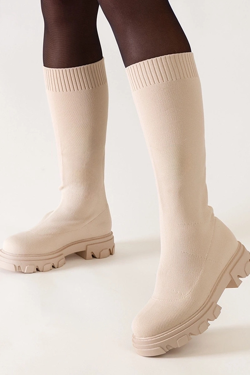 Botas beige de material en plataforma... Botas beige de material en plataforma...