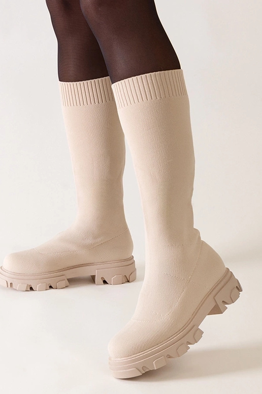 Botas beige de material en plataforma... Botas beige de material en plataforma...