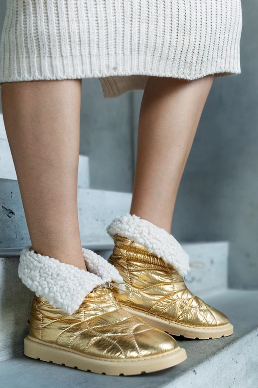 Botines de nieve dorados aislados con...
