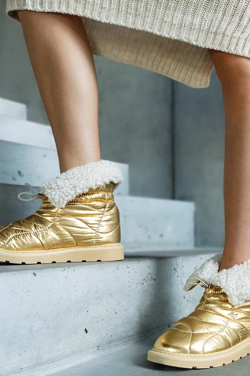 Botines de nieve dorados aislados con...