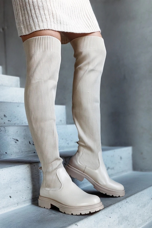 Botas largas beige con caña elástica... Botas largas beige con caña elástica...