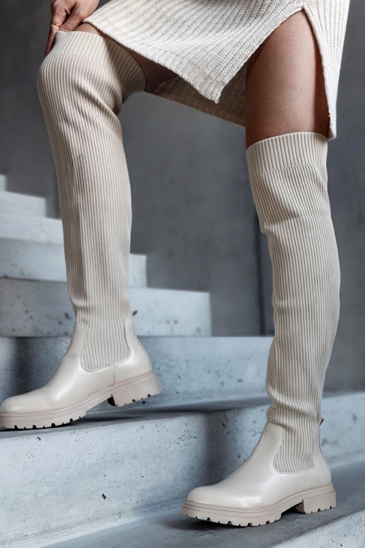 Botas largas beige con caña elástica... Botas largas beige con caña elástica...