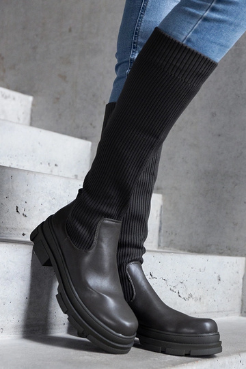 Botas verdes sin cordones...