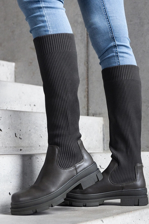 Botas verdes sin cordones con parte... Botas verdes sin cordones con parte...