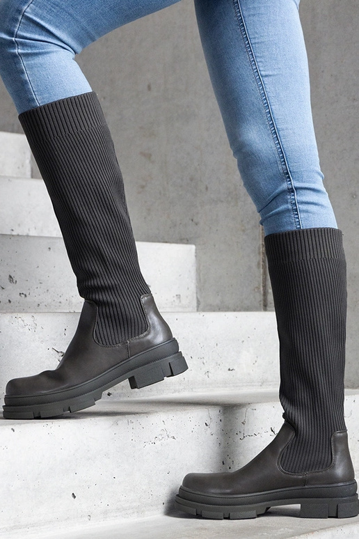 Botas verdes sin cordones con parte... Botas verdes sin cordones con parte...