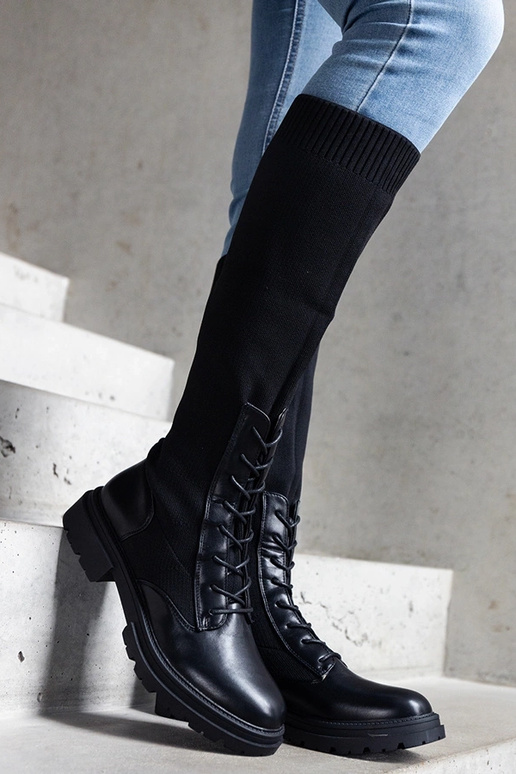 Botas negras sin cordones con parte... Botas negras sin cordones con parte...