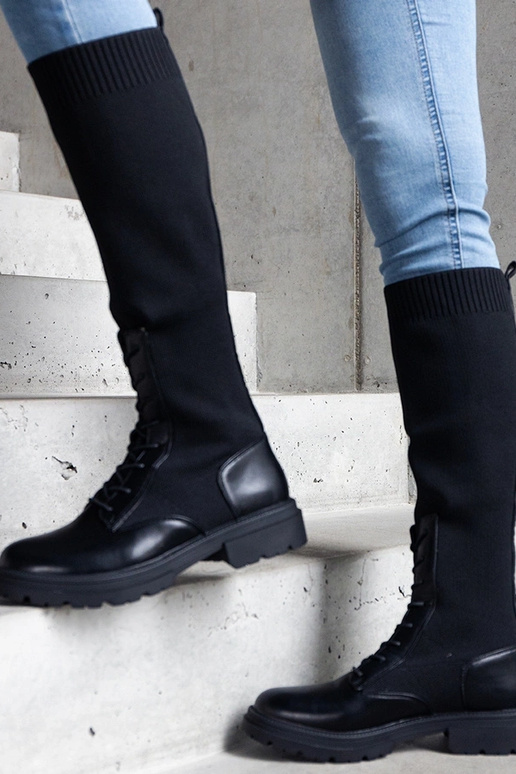 Botas negras sin cordones con parte... Botas negras sin cordones con parte...