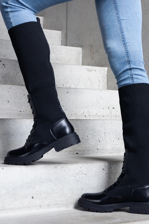 Botas negras sin cordones con parte... Botas negras sin cordones con parte...