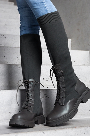 Botas verdes sin cordones...