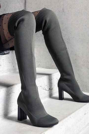 Botas verdes sin cordones...