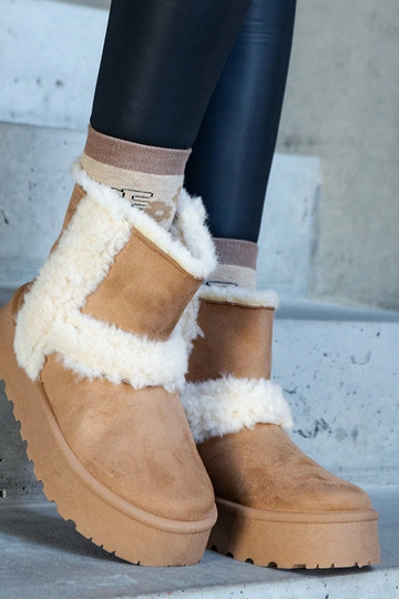 Botas de nieve de ante ecológico beige oscuro con plataforma decorada con pelo Peters 2