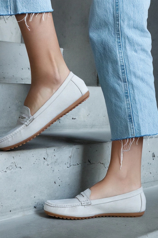 Mocasines grises de ante sintético...