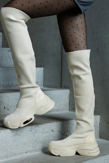 Botas beige sin cordones con parte superior elástica sobre una suela masiva de Lokira