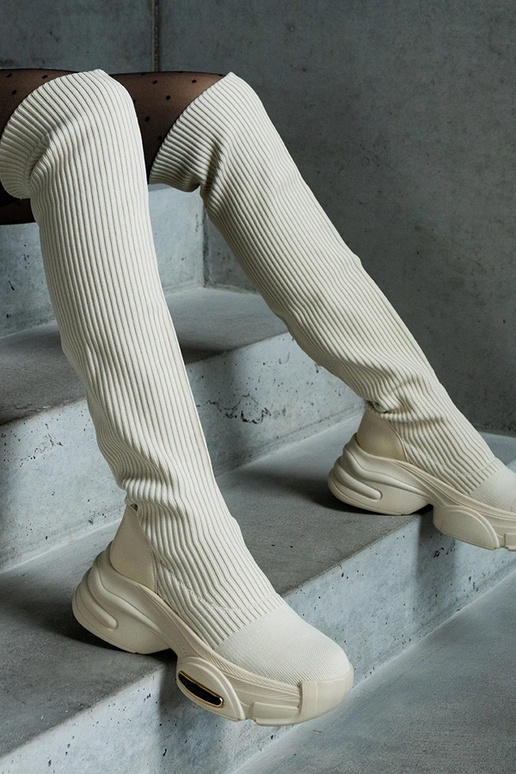 Botas beige sin cordones con parte... Botas beige sin cordones con parte...