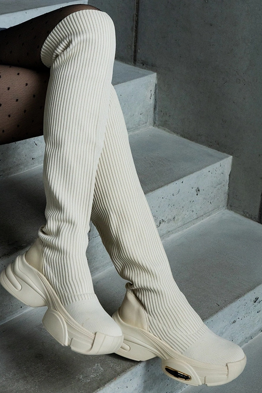 Botas beige sin cordones con parte... Botas beige sin cordones con parte...