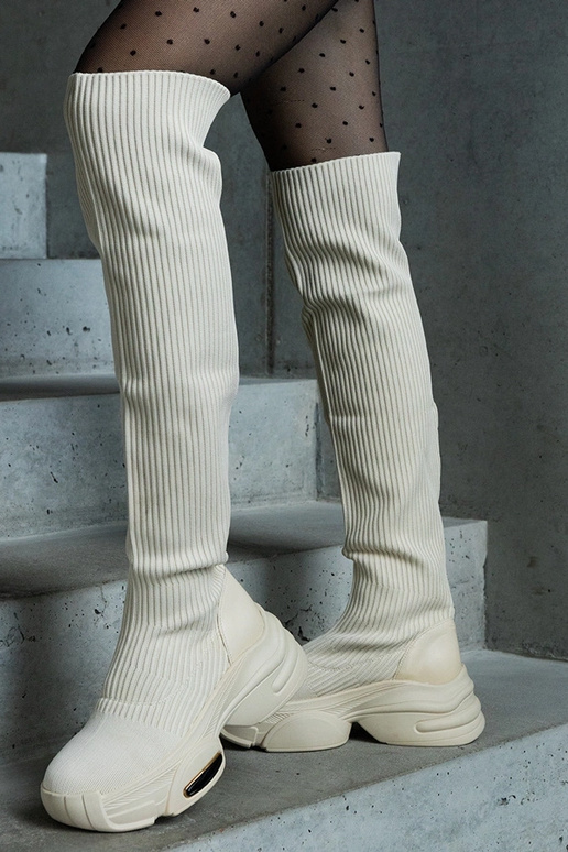 Botas beige sin cordones con parte... Botas beige sin cordones con parte...